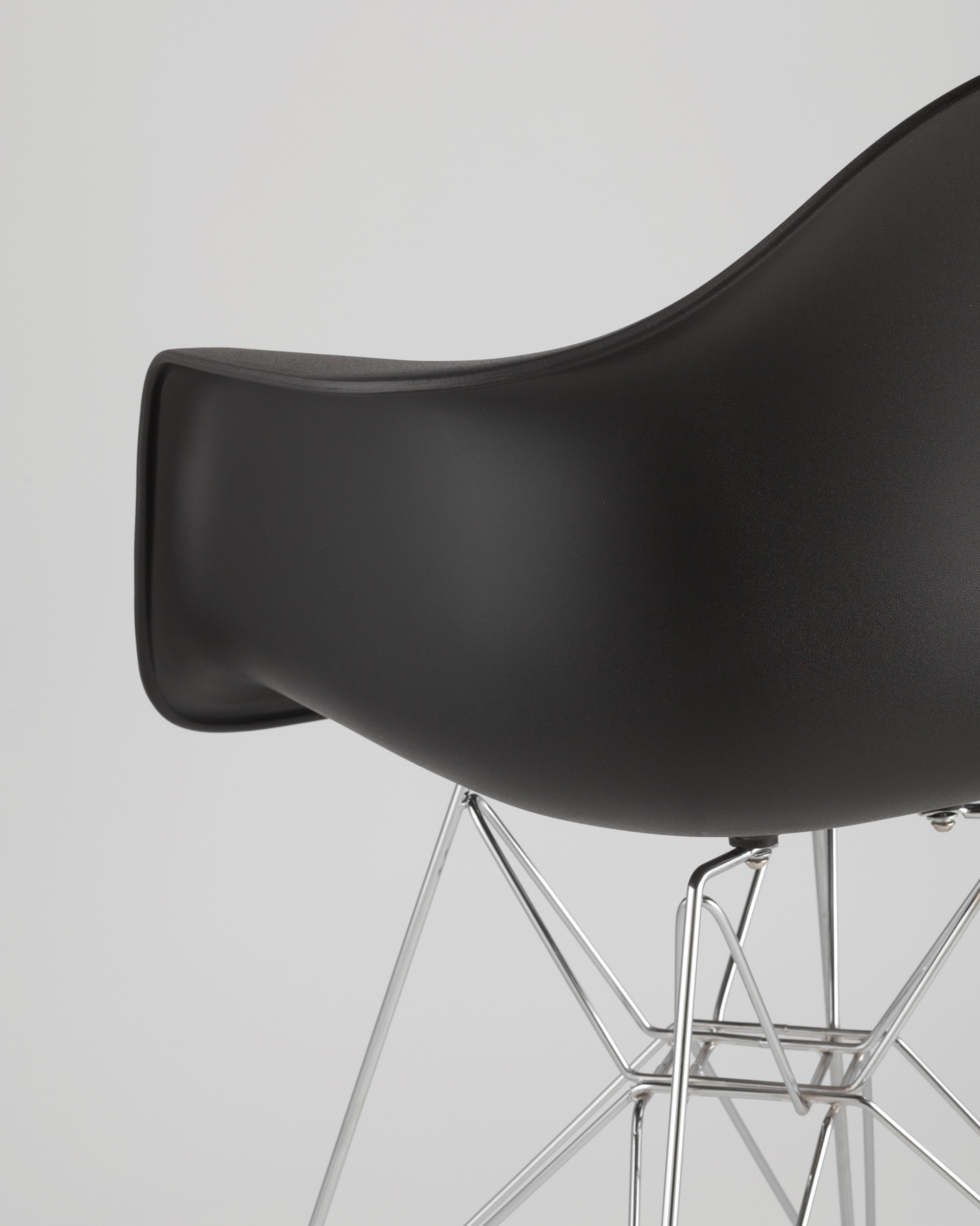 Stul_Eames_DAR_chernyj__6__Gray