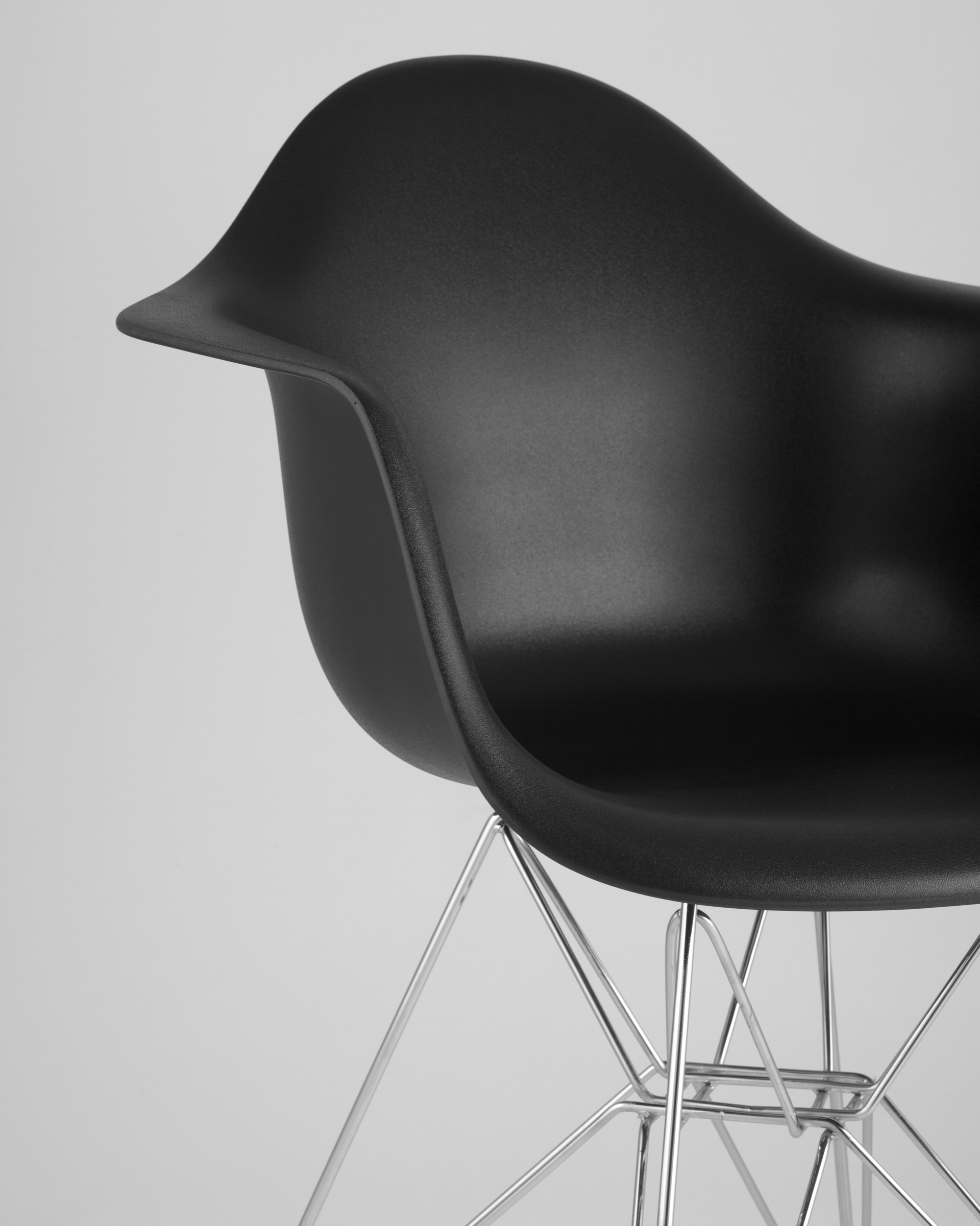 Stul_Eames_DAR_chernyj__7__Gray