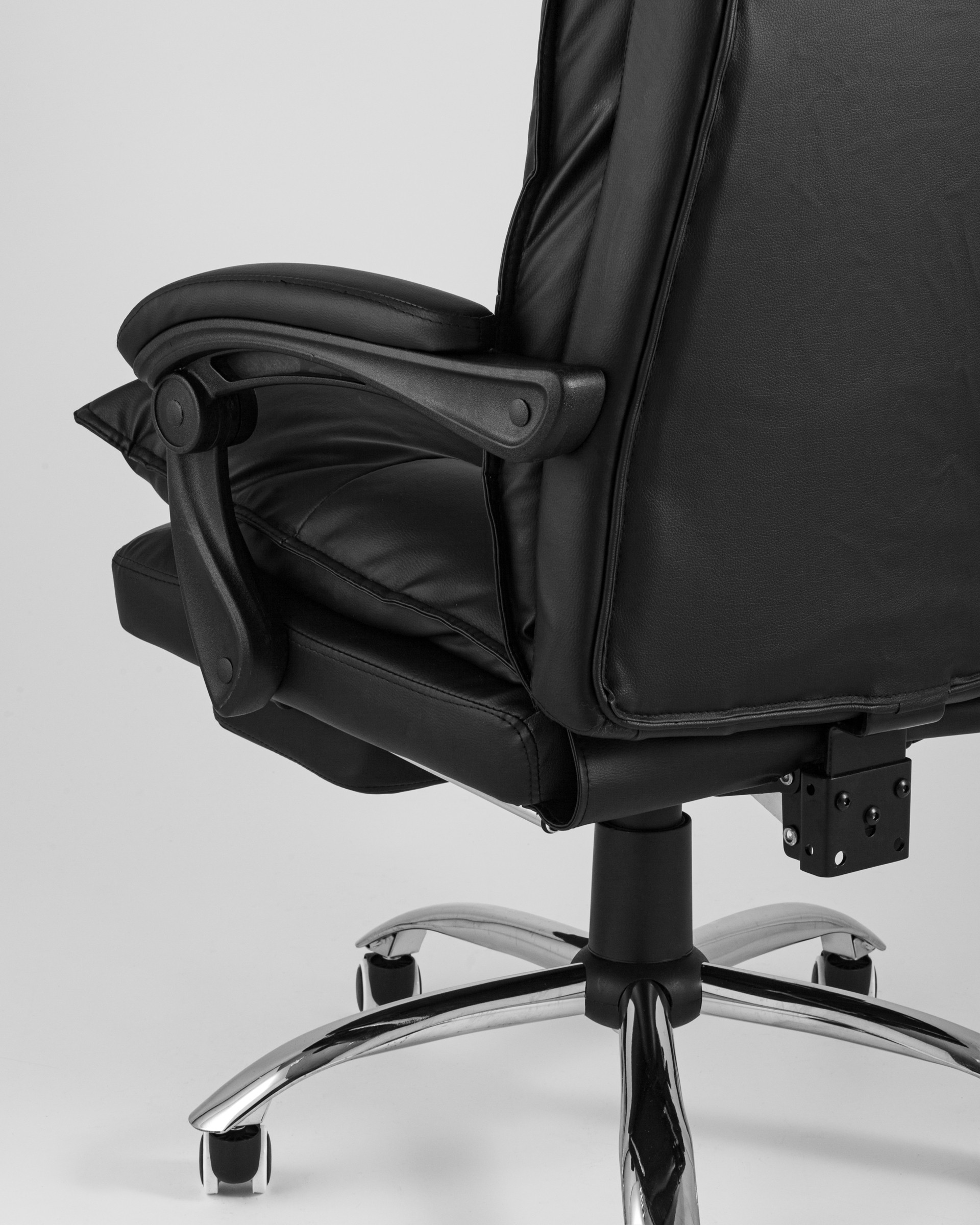 kreslo-rukovoditelya-topchairs-alpha-chernoe__6_