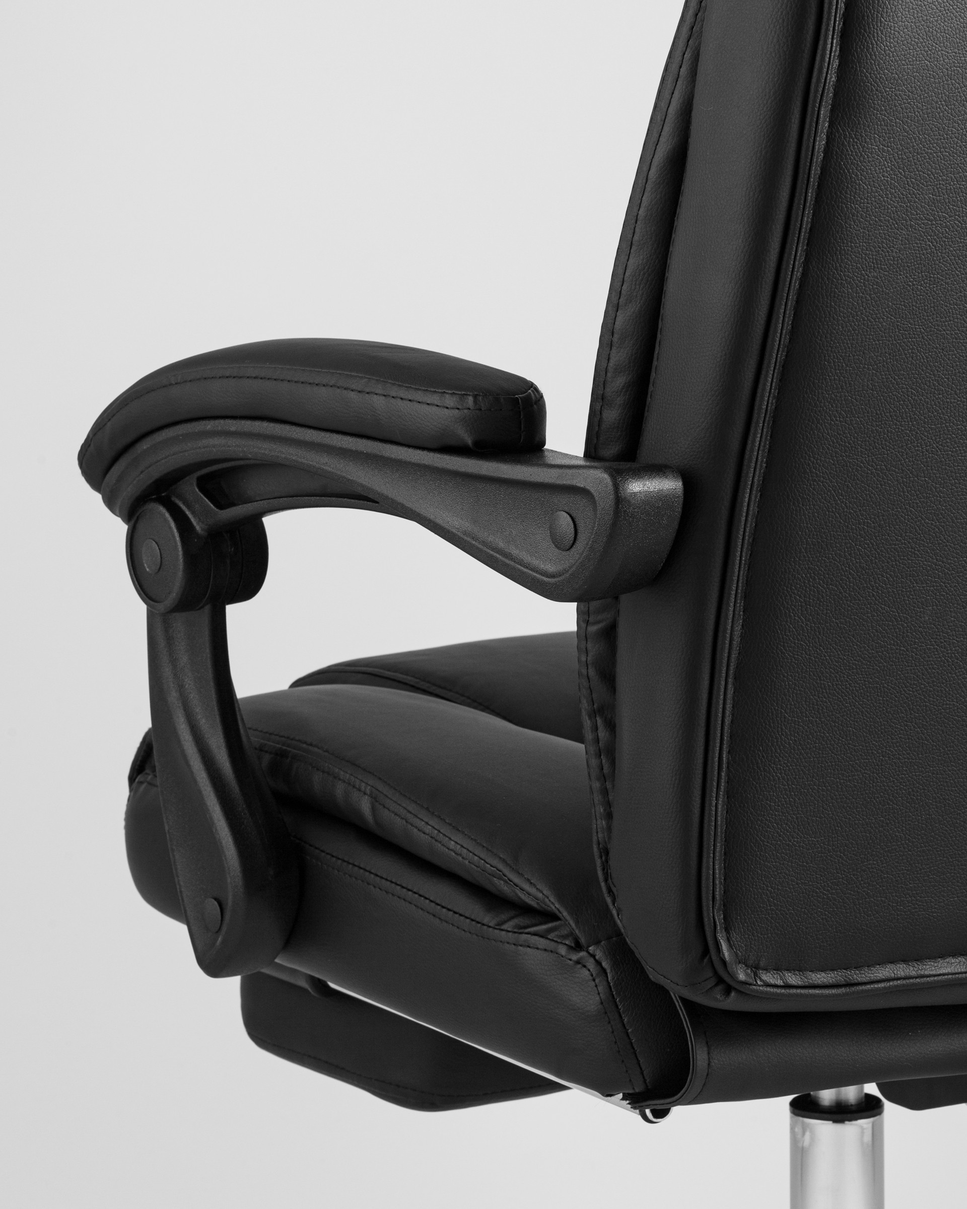 kreslo-rukovoditelya-topchairs-royal-chernoe-Grey_6_