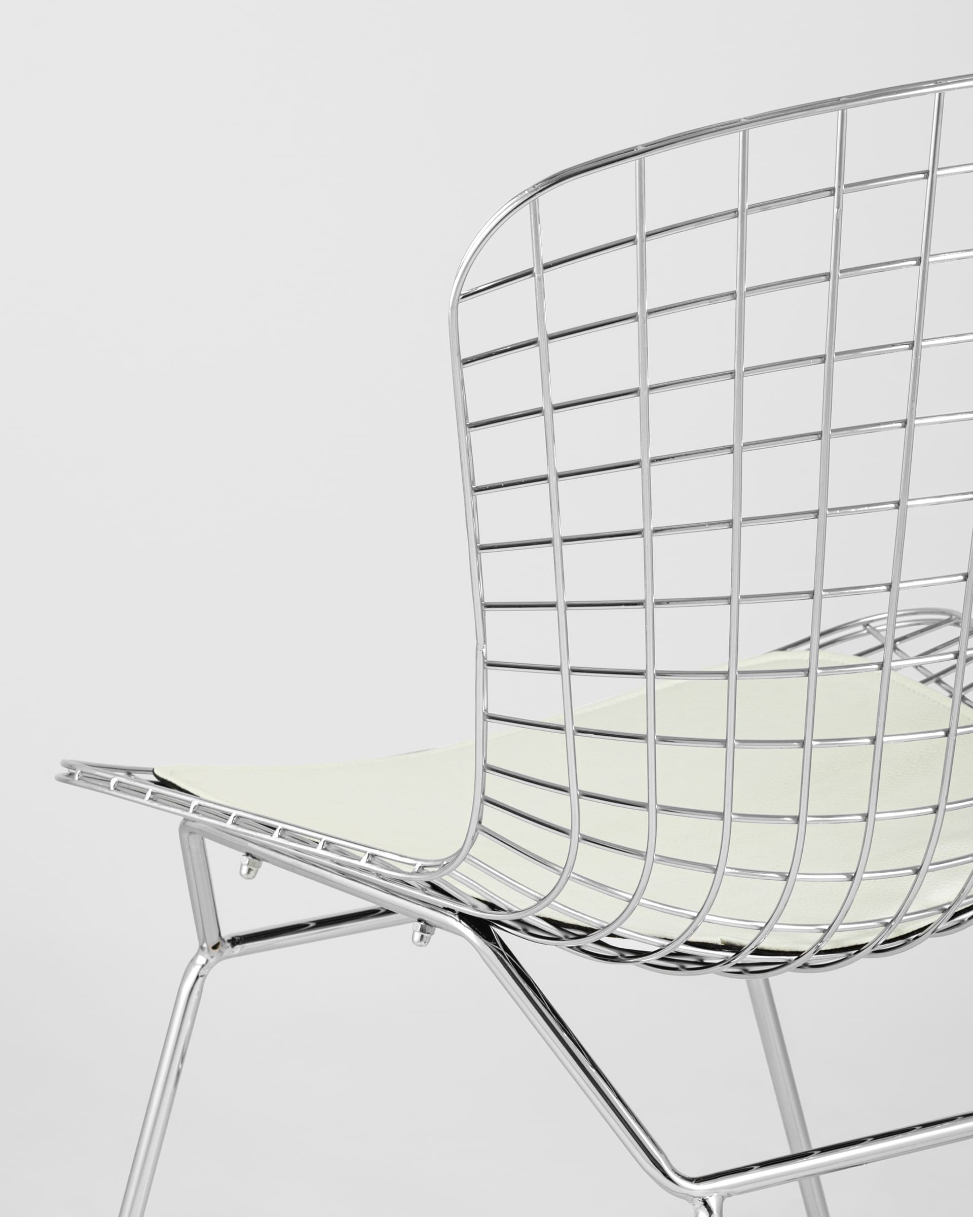stul-obedennyj-bertoia-hromirovannyj-s-beloj-podushkoj_Gray__5_