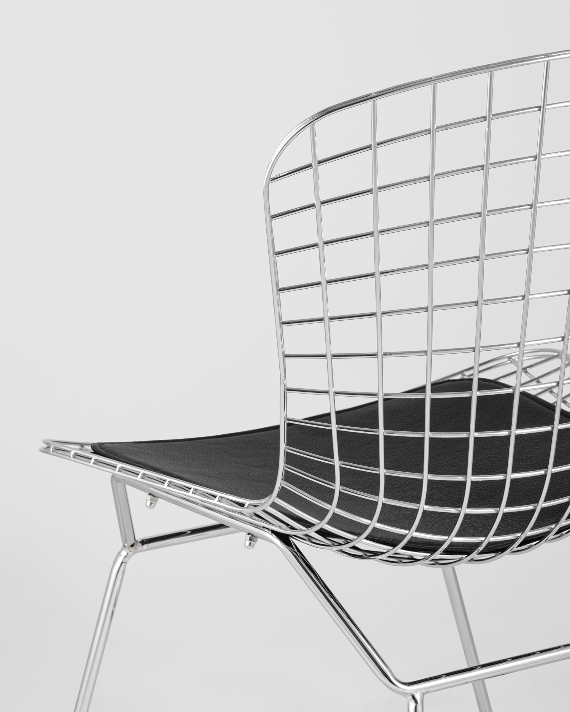 stul-obedennyj-bertoia-hromirovannyj-s-chernoj-podushkoj_Gray__5_