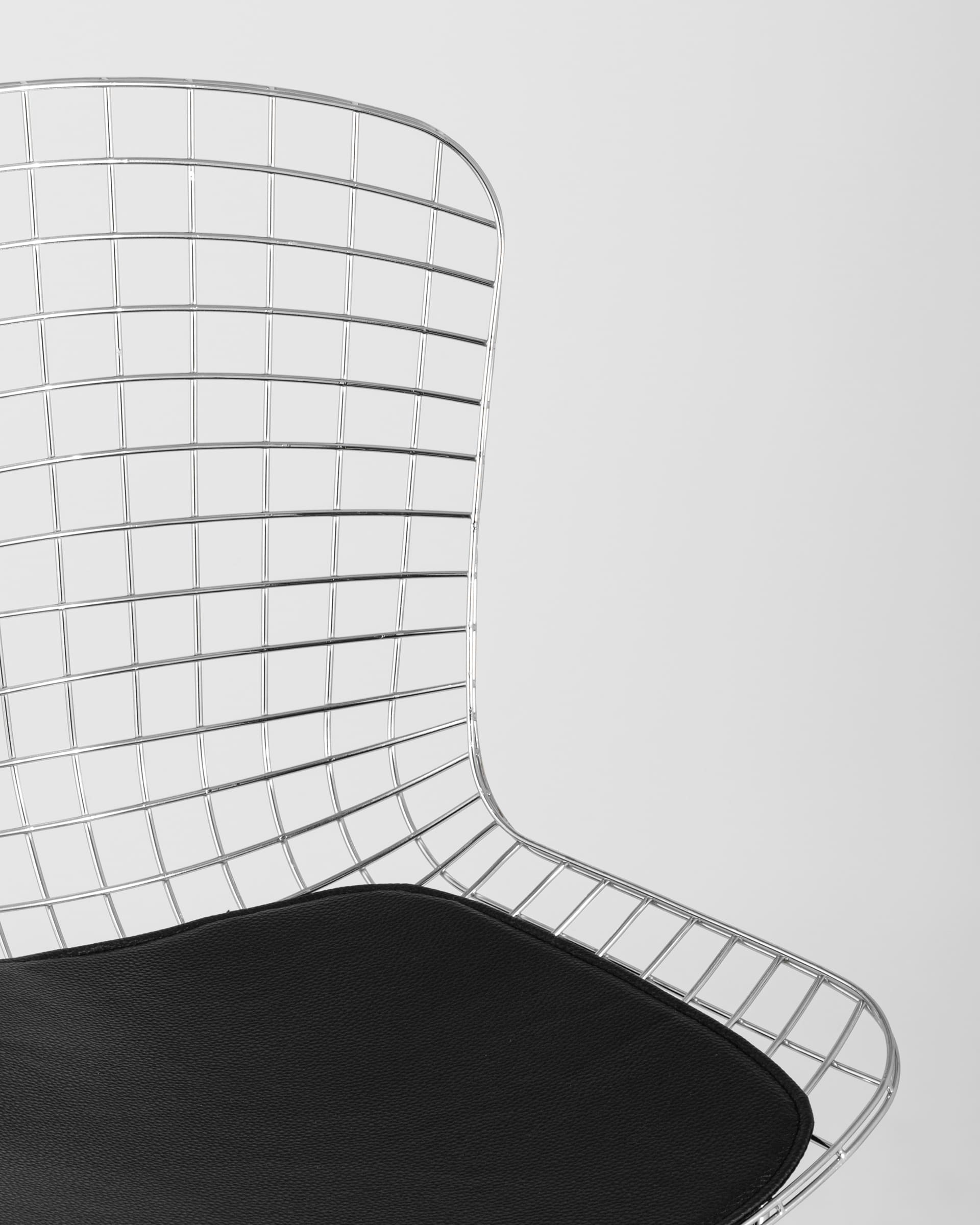 stul-obedennyj-bertoia-hromirovannyj-s-chernoj-podushkoj_Gray__6_